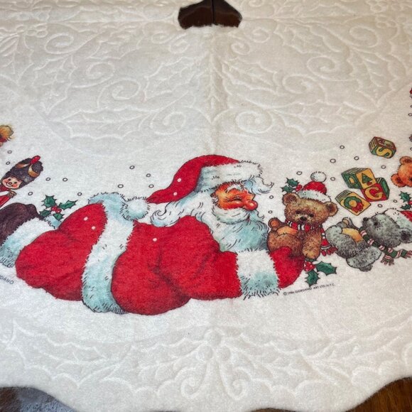 Vintage White Christmas Tree Skirt With Santa & Toy Print Quilted Texture Scallo - Picture 5 of 15